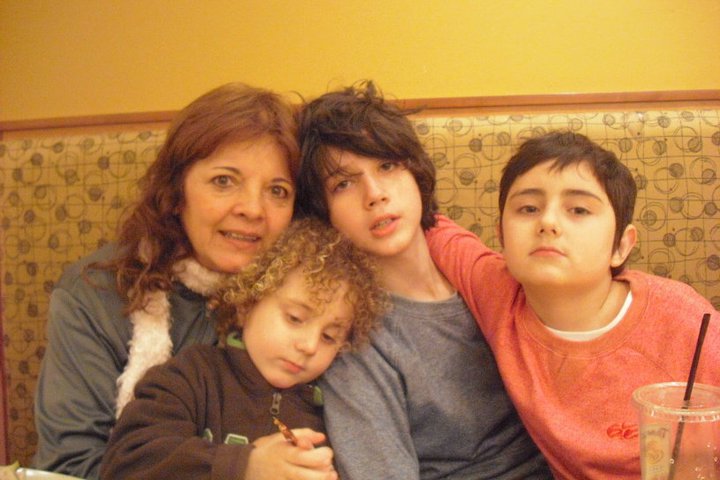 Mi mamá con mi hermano menor y mis dos hijos.