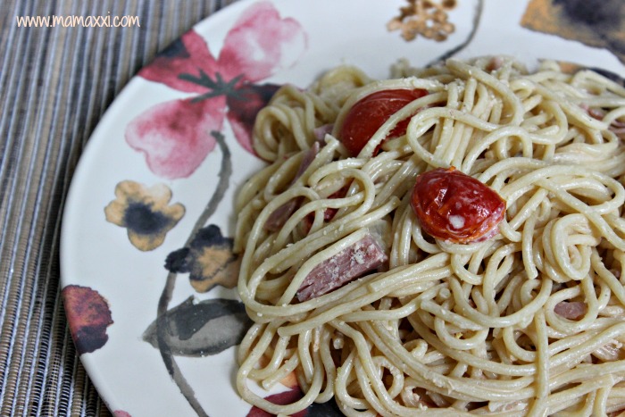 espaguetis en salsa blanca con jamón y tomates