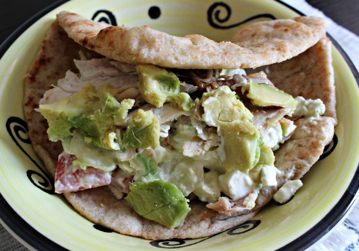 Pita Sandwich de Ensalada Griega, Pollo y Aguacates