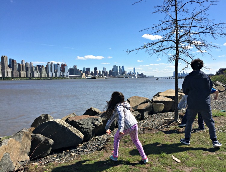 niños jugando al aire libre