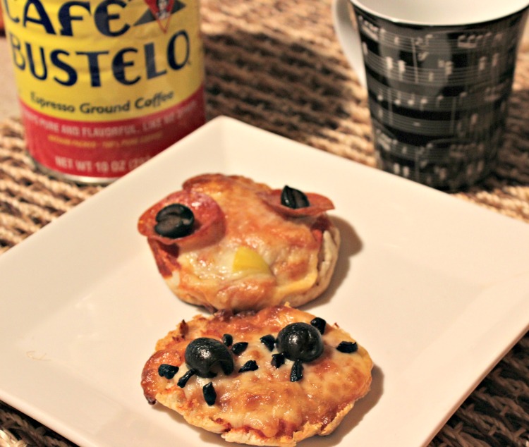 pizzas english muffin, mini pizzas, café, desayuno