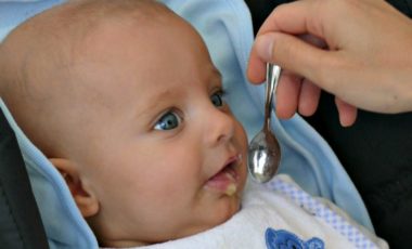 la primera comida del bebé, alimentación infantil, hijos, crianza, familia, comida