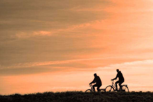 riding bicycle, andando en bicicleta