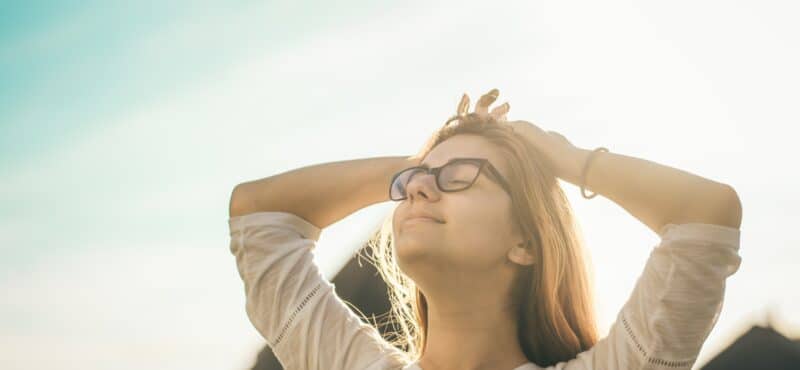 mujer tomando sol