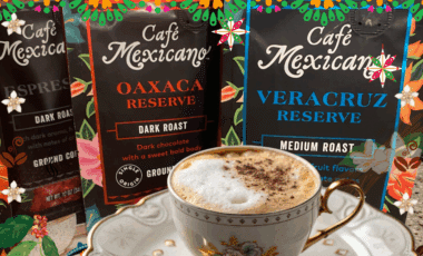 Taza artesanal de cacao latte con vapor, sobre mesa rústica adornada con flores de cempasúchil, símbolo del otoño y la conexión ritual con la gratitud.