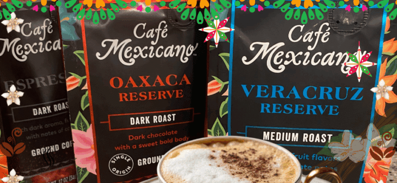 Taza artesanal de cacao latte con vapor, sobre mesa rústica adornada con flores de cempasúchil, símbolo del otoño y la conexión ritual con la gratitud.