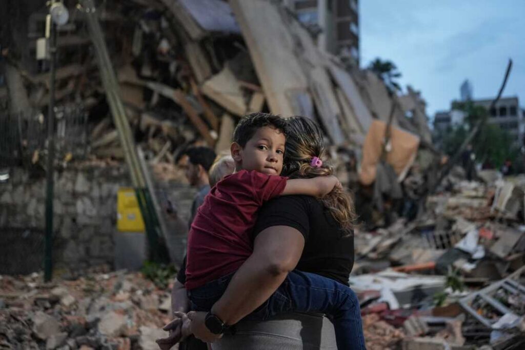 Edificio colapsado en Caracas tras los terremotos de junio de 2026, con personas caminando cerca de los escombros