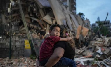 Edificio colapsado en Caracas tras los terremotos de junio de 2026, con personas caminando cerca de los escombros