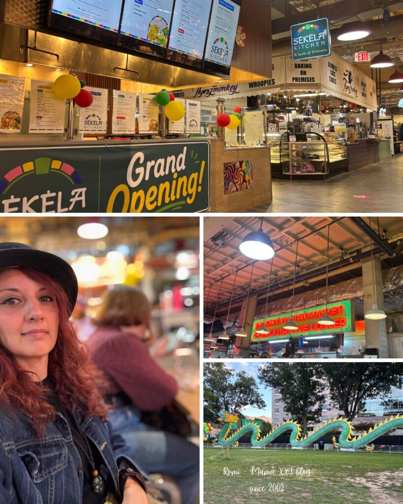 Un collage fotográfico de cuatro imágenes que muestra distintos momentos de la visita de Romina y su familia. En el cuadrante superior se ve el letrero de bienvenida a Reading Terminal Market. En el cuadrante inferior izquierdo, Romina sonríe luciendo un sombrero y una chaqueta de jean en el mercado. En el cuadrante inferior derecho, se aprecia una gran escultura del dragón verde rodeada de césped en Franklin Square. En el centro, un letrero decorativo con la inscripción "Romi - Mamá XXI blog since 2009".