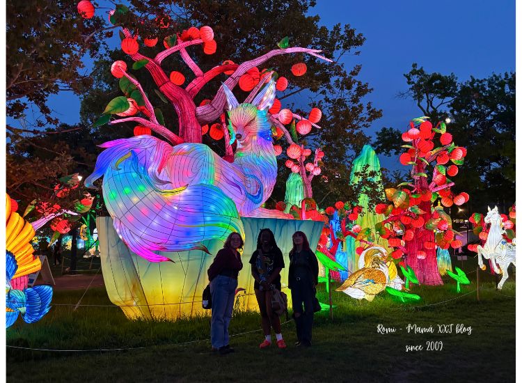 Sarah y sus amigas posando junto a una colorida instalación de animales luminosos en el Philadelphia Chinese Lantern Festival en Franklin Square.