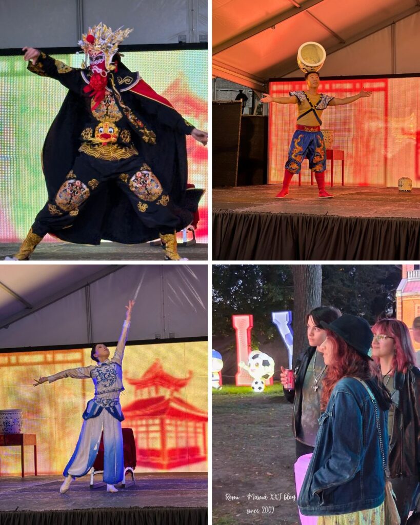 Un collage fotográfico de cuatro imágenes que muestra los espectáculos artísticos en vivo del festival. En el cuadrante superior izquierdo, un artista realiza el tradicional cambio de máscaras de la ópera de Sichuan con un traje negro y dorado y una máscara roja y blanca brillante. En el cuadrante superior derecho, un acróbata en el escenario con un tambor tradicional chino, vistiendo un atuendo dorado y azul. En el cuadrante inferior izquierdo, una acróbata realiza una demostración de equilibrio sobre un poste vertical. En el cuadrante inferior derecho, Romina y las adolescentes observan sonrientes el espectáculo desde el público.