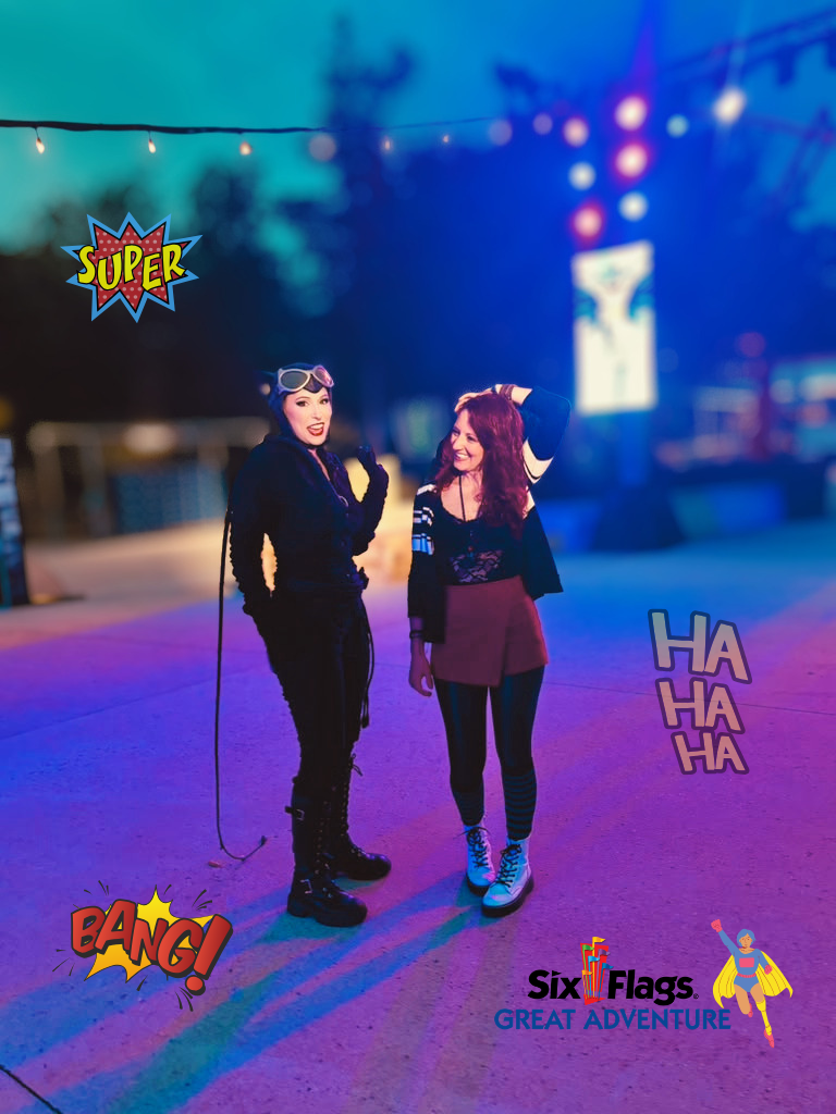 Romina con Catwoman en la noche inaugural del DC Heroes and Villains Fest en Six Flags Great Adventure